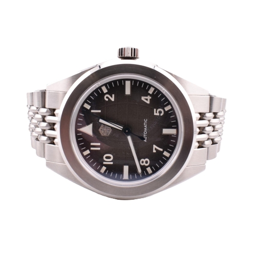 339 - A San Martin Automatic stainless steel wristwatch. |The watch with a silvered black face with baton ... 