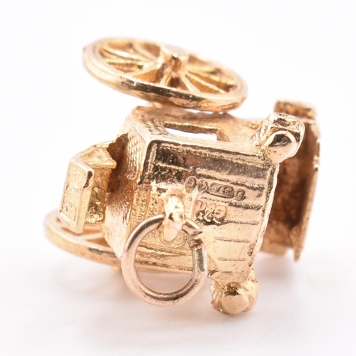 375 - A hallmarked 9ct gold royal carriage charm. Hallmarked for London, 1974. Weight 4.5 g. Measures (inc... 