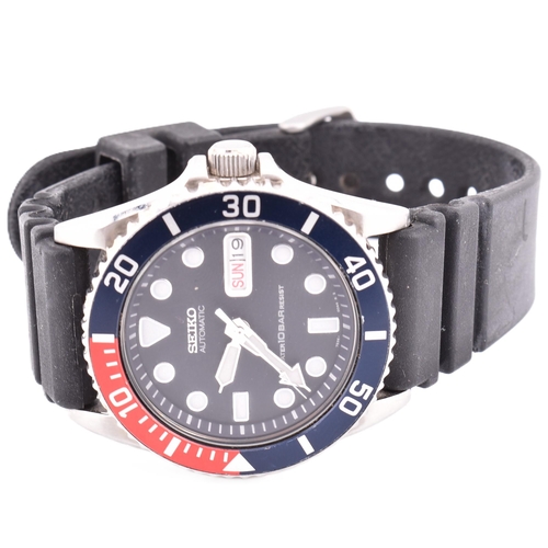 390 - A Seiko automatic diver’s wristwatch. The watch having a dark blue dial, red and blue 'Pepsi' bezel,... 