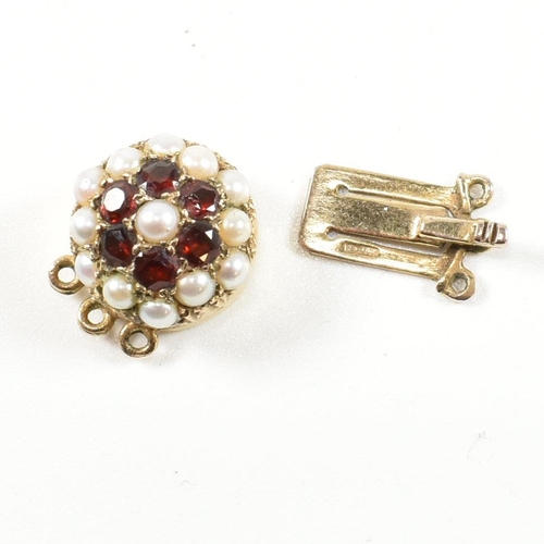 400 - A hallmarked 9ct gold, pearl and garnet cluster necklace box clasp. The box clasp set with a cluster... 