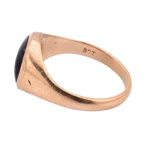 62 - A 9ct gold and blue john signet ring. The 9ct yellow gold signet ring set with a single flush set ov... 