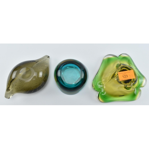 123 - A selection of three vintage 20th century studio art glass bowls / vases. The lot comprises a Czech ... 
