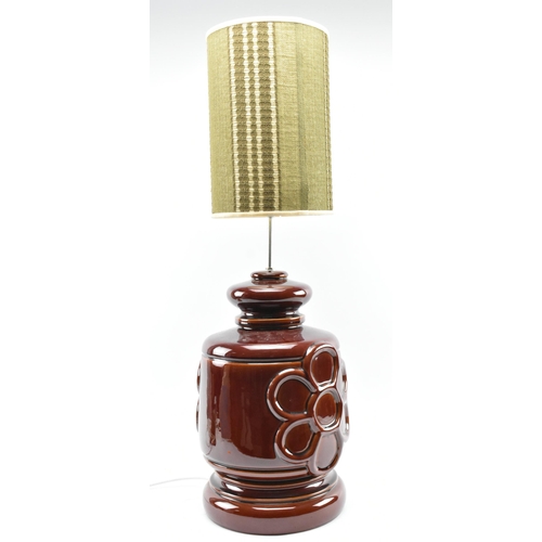 146 - A vintage mid century 1960s - 1970s West German style Flower Power hippy ceramic lamp. The lamp with... 