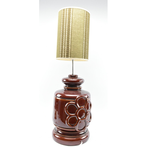 146 - A vintage mid century 1960s - 1970s West German style Flower Power hippy ceramic lamp. The lamp with... 