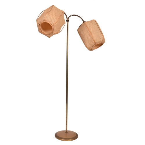 153 - A retro 1970s Boho floorstanding / standard lamp light. The lamp having twin gooseneck brass arms su... 
