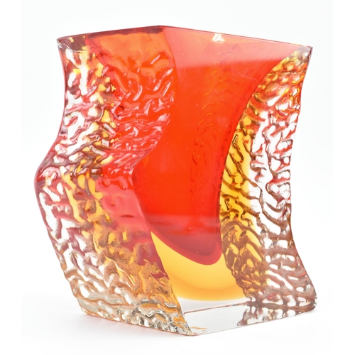 155 - Murano - a vintage Italian mid 20th century 1960s Mandruzzato Sommerso glass shaped vase. The vase h... 