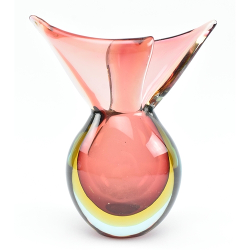 24 - A mid 20th century vintage Murano Sommerso cased vase in the manner of Flavio Poli. The vase being o... 