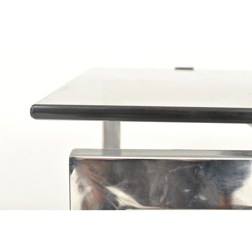 625 - 


A retro mid century 1970s Italian smoked glass and chrome drinks trolley. The cocktail trolley ta... 