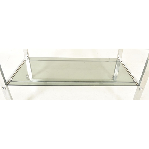 625 - 


A retro mid century 1970s Italian smoked glass and chrome drinks trolley. The cocktail trolley ta... 