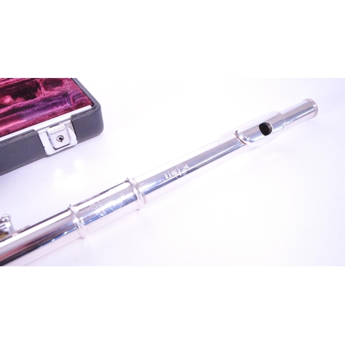 407 - Buffet Crampon - A vintage 20th century Buffet Crampon Paris Cooper flute. The flute housed in fitte... 