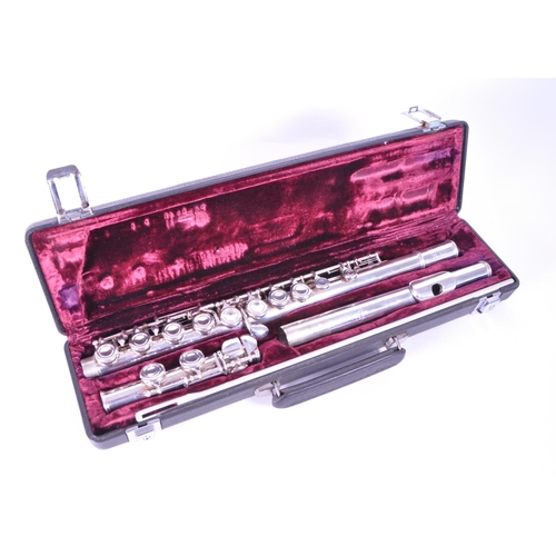407 - Buffet Crampon - A vintage 20th century Buffet Crampon Paris Cooper flute. The flute housed in fitte... 