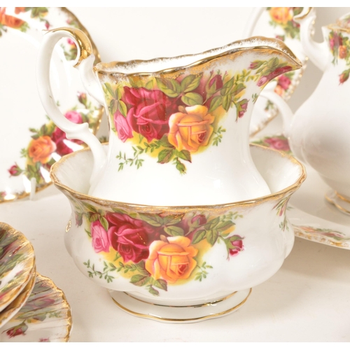 159 - Royal Albert - Old Country Roses - A mid 20th century fine bone china tea / dinner service set. To i... 