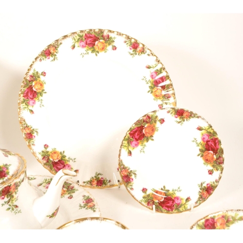 159 - Royal Albert - Old Country Roses - A mid 20th century fine bone china tea / dinner service set. To i... 