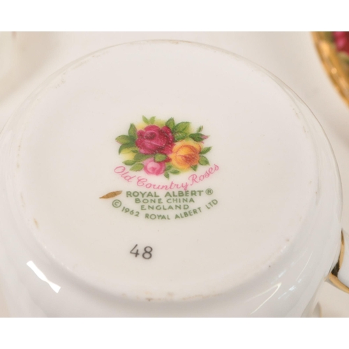 159 - Royal Albert - Old Country Roses - A mid 20th century fine bone china tea / dinner service set. To i... 
