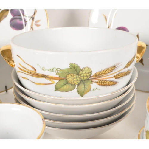 167 - Royal Worcester - Evesham Pattern - A collection of oven to table ceramic dinner service. Including ... 