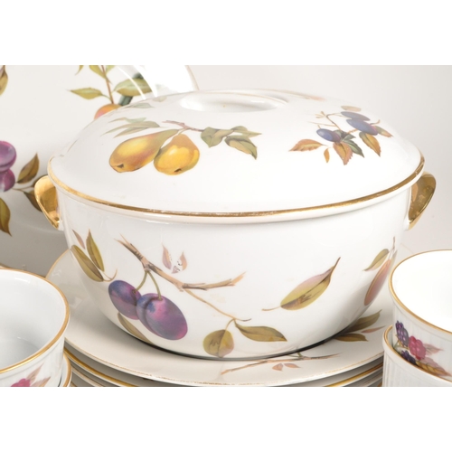 167 - Royal Worcester - Evesham Pattern - A collection of oven to table ceramic dinner service. Including ... 