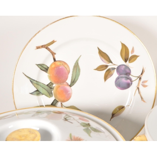 167 - Royal Worcester - Evesham Pattern - A collection of oven to table ceramic dinner service. Including ... 