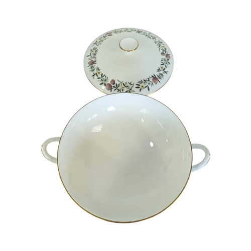 11 - Wedgwood - 1960s vintage china dinner service in the Summer Garland pattern. Including tureen, plate... 