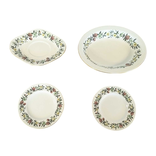 11 - Wedgwood - 1960s vintage china dinner service in the Summer Garland pattern. Including tureen, plate... 