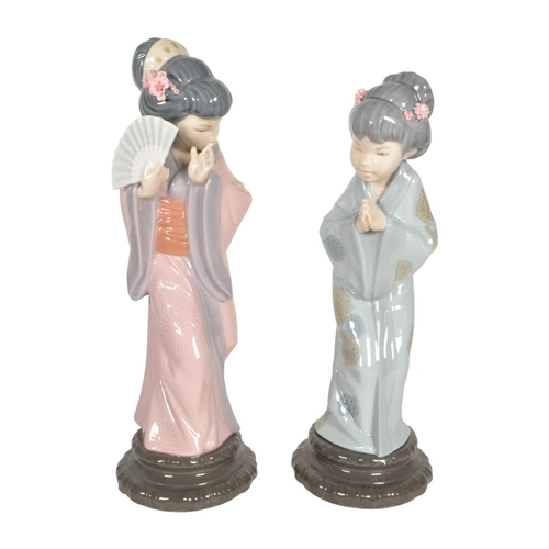 13 - Lladro - Two late 20th century porcelain Japanese Geisha lady figures. Comprised of no. 4990 'Japone... 
