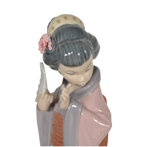 13 - Lladro - Two late 20th century porcelain Japanese Geisha lady figures. Comprised of no. 4990 'Japone... 