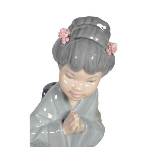 13 - Lladro - Two late 20th century porcelain Japanese Geisha lady figures. Comprised of no. 4990 'Japone... 