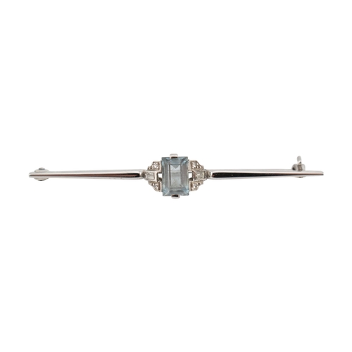 78 - An Art Deco 18ct gold, platinum, aquamarine and diamond bar brooch pin. Stamped 18ct & Plat. Wei... 