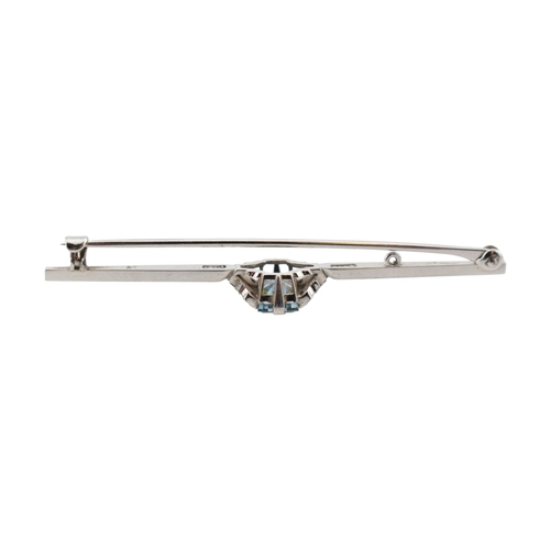 78 - An Art Deco 18ct gold, platinum, aquamarine and diamond bar brooch pin. Stamped 18ct & Plat. Wei... 