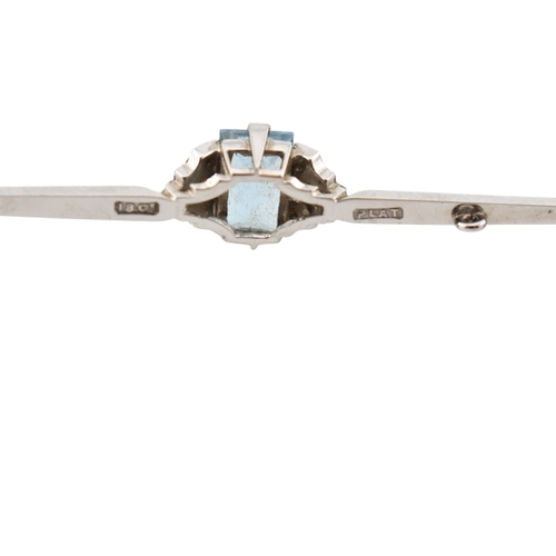 78 - An Art Deco 18ct gold, platinum, aquamarine and diamond bar brooch pin. Stamped 18ct & Plat. Wei... 