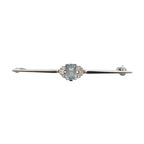 78 - An Art Deco 18ct gold, platinum, aquamarine and diamond bar brooch pin. Stamped 18ct & Plat. Wei... 