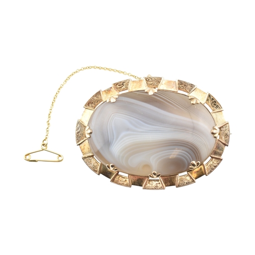 84 - An early 20th century yellow metal and agate brooch pin. Weight 22.4g. Measures 5.5cm. Unmarked surf... 