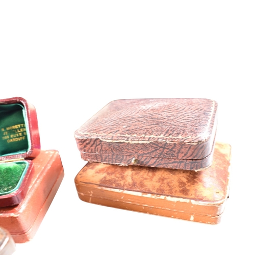 92 - An assortment of jewellery boxes. The watches to include ring boxes, watch boxes, and leather boxes,... 