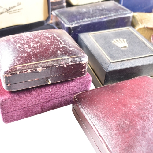 92 - An assortment of jewellery boxes. The watches to include ring boxes, watch boxes, and leather boxes,... 
