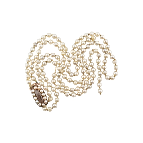 194 - A 19th century simulated glass pearl necklace with a mourning hair locket clasp. The clasp having a ... 
