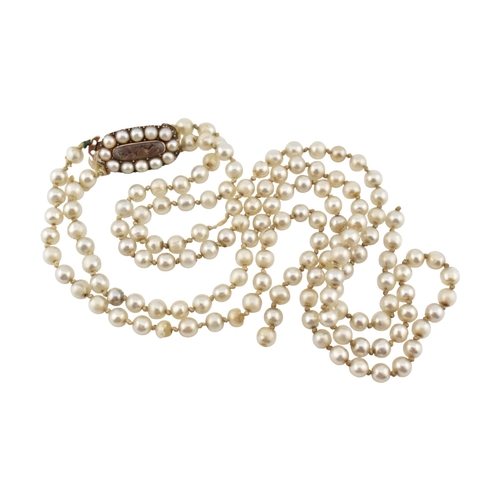 194 - A 19th century simulated glass pearl necklace with a mourning hair locket clasp. The clasp having a ... 