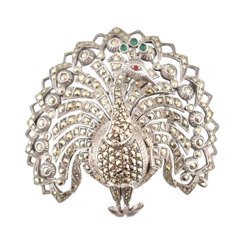 220 - A vintage novelty Lunesa Geneve 17 jewel silver brooch watch. The novelty watch in the form of a pea... 
