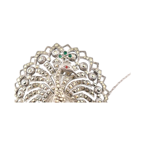 220 - A vintage novelty Lunesa Geneve 17 jewel silver brooch watch. The novelty watch in the form of a pea... 