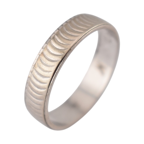 230 - A hallmarked 18ct gold band ring. The ring with chevron decoration. Hallmarked London. Weight 2.6g. ... 