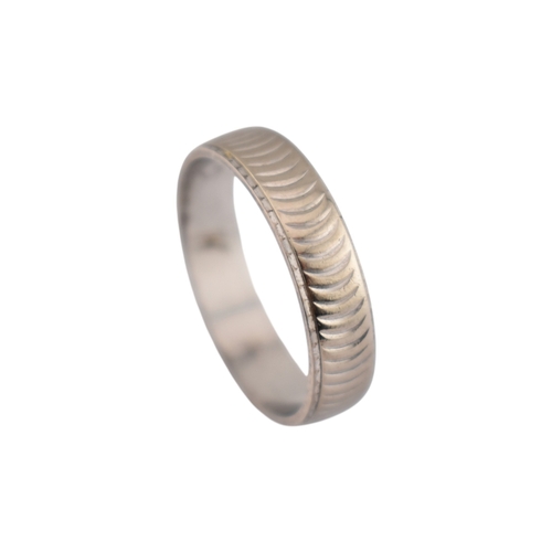 230 - A hallmarked 18ct gold band ring. The ring with chevron decoration. Hallmarked London. Weight 2.6g. ... 