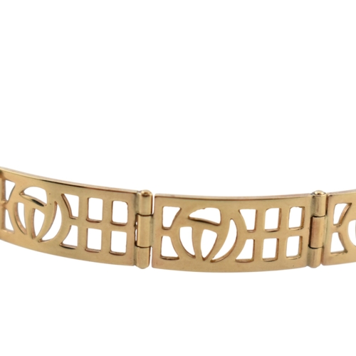 325 - A hallmarked 9ct gold Accurist ladies wristwatch. Set on a hallmarked 9ct pierced linked strap. Hall... 