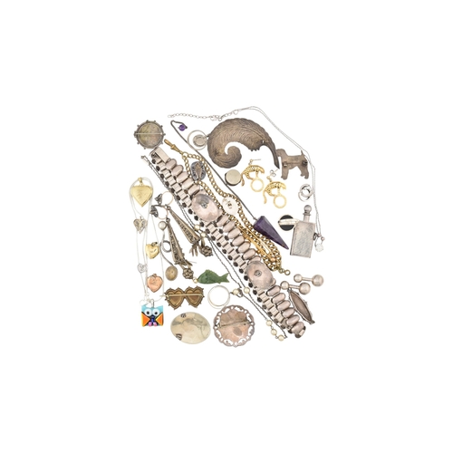 337 - Assorted jewellery to include necklaces, rings, heart lockets, earrings, including filigree pendants... 