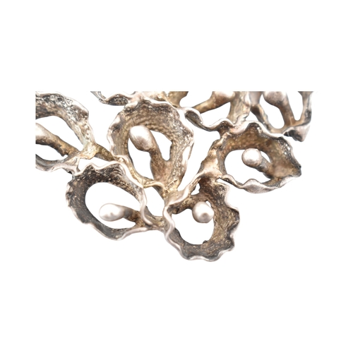 342 - A large abstract flower cluster pendant. Marks to bail illegible. Weight 37.8g. Measures 6.5cm... 