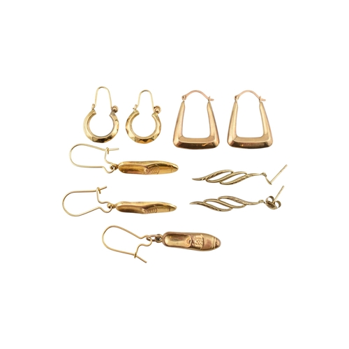 343 - An assortment of 9ct gold earrings. To include shoe pendant earrings, hallmarked London. Two feather... 