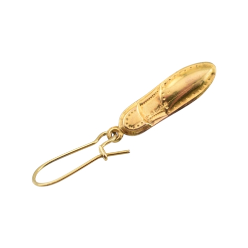 343 - An assortment of 9ct gold earrings. To include shoe pendant earrings, hallmarked London. Two feather... 