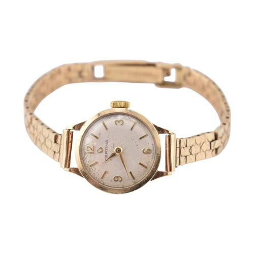 351 - A Certina 9ct gold watch. The watch with a champagne dial and dagger hands. Total weight 17.7g. Meas... 