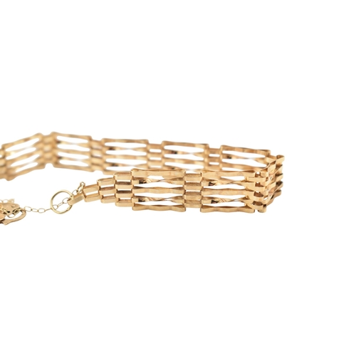 357 - A hallmarked 9ct gold gate link bracelet with heart padlock clasp. Weight 5.8g. Measures 20cm