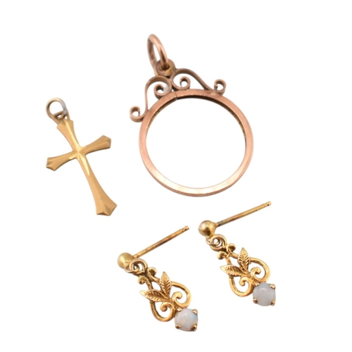 358 - An assortment of gold jewellery. The jewellery to include a sovereign mount stamped 9ct, a hallmarke... 