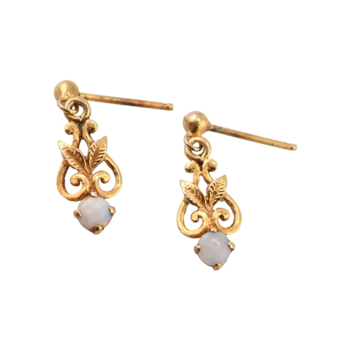 358 - An assortment of gold jewellery. The jewellery to include a sovereign mount stamped 9ct, a hallmarke... 