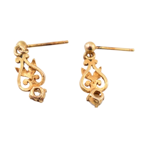 358 - An assortment of gold jewellery. The jewellery to include a sovereign mount stamped 9ct, a hallmarke... 