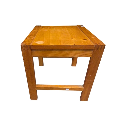 615 - British Contemporary Design - A modern oak nest of three rectangular tables with exposed dovetail de... 